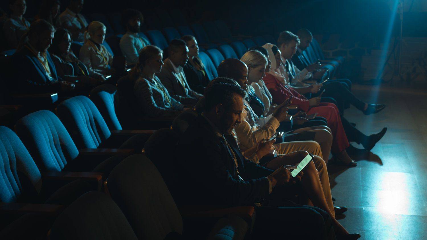 Widzowie czekający w foyer teatru przed spektaklem