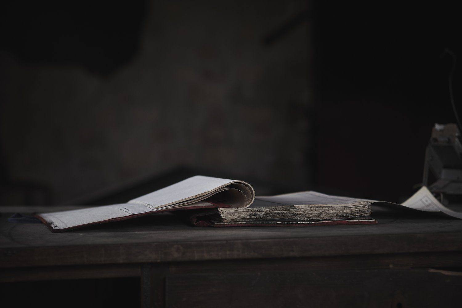 Bilety do teatru i program spektaklu leżące na stole